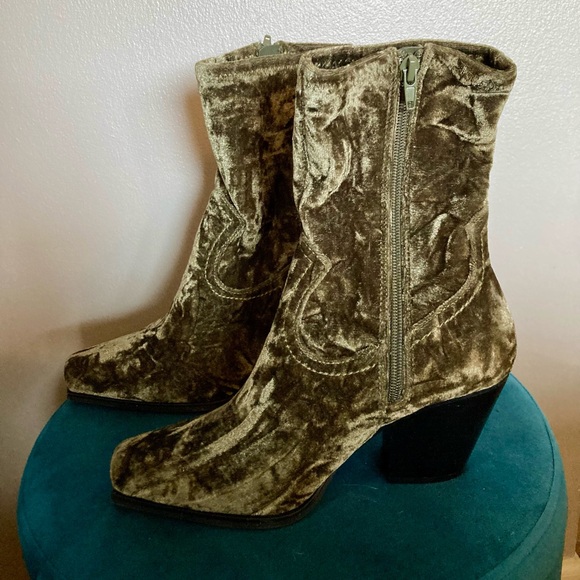 NWOT Gianni Bini Star-Crossed 3 Green Velvet Western Booties Women’s Size 7.5M - Picture 2 of 8